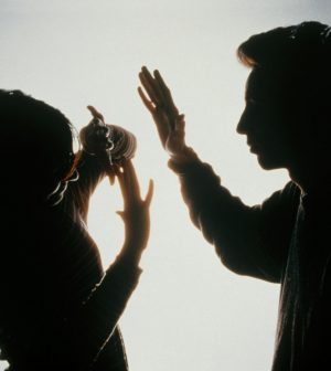 Briga de casal-Discussão-Espelho-morto pela namorada com pedaço de espelho