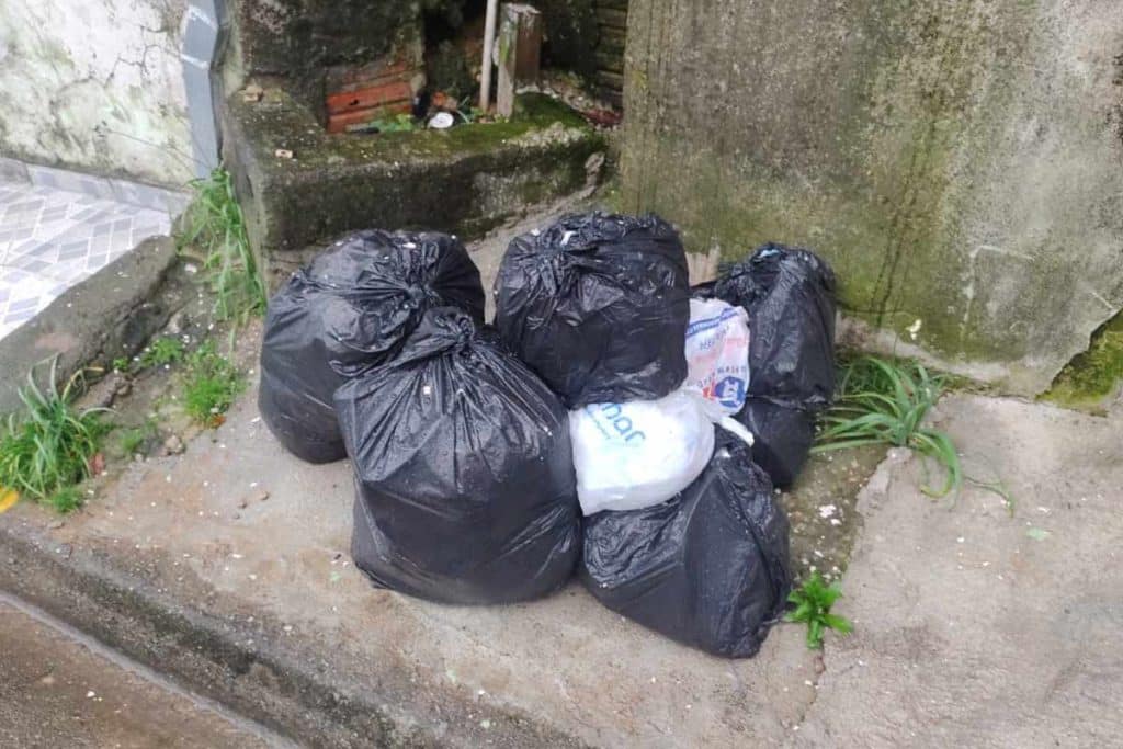Lixo se acumula em bairros de Mairinque e população pede ajuda