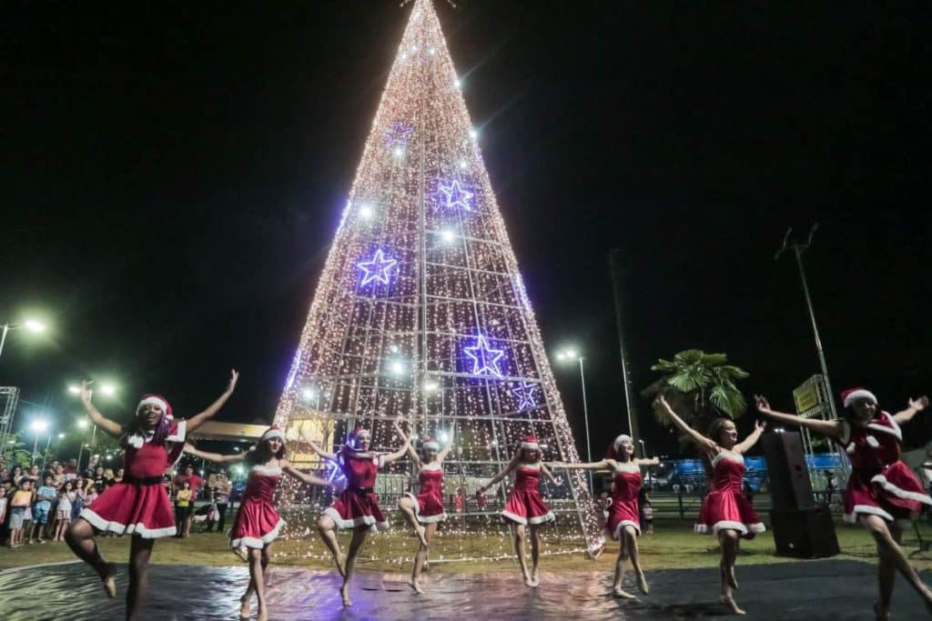 Itapevi inaugura árvore de Natal de 21m de altura