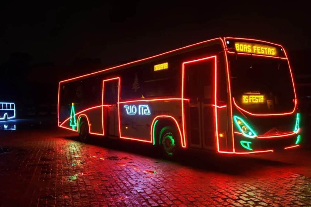 Ônibus com luzes e clima de natal começam a circular em São Roque e Mairinque