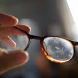 Essas São As 6 Maneiras De Tirar Manchas E Arranhões Dos Óculos