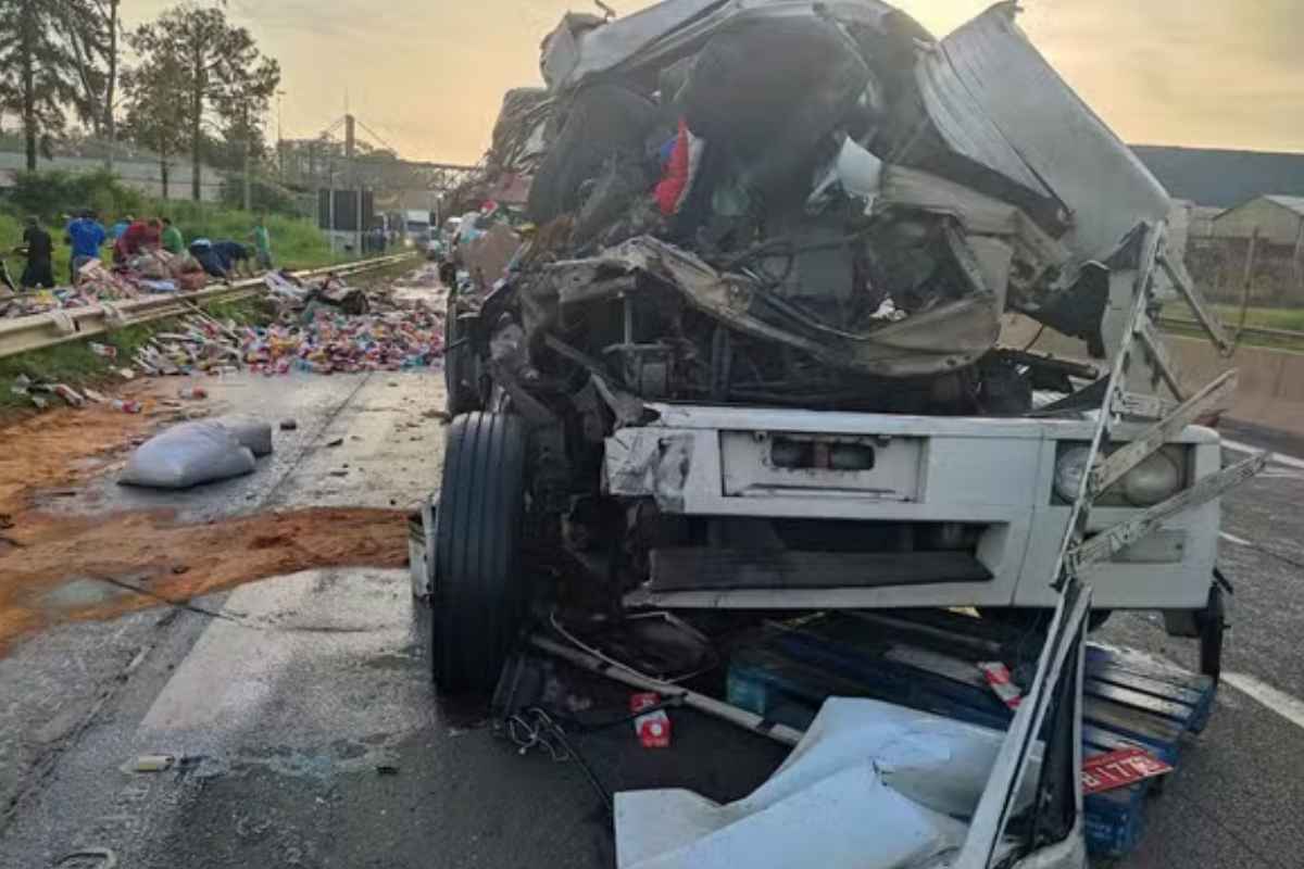 Caminhão Em Alta Velocidade Bate Em Outro Caminhão E Causa Greve Acidente Na Raposo Tavares