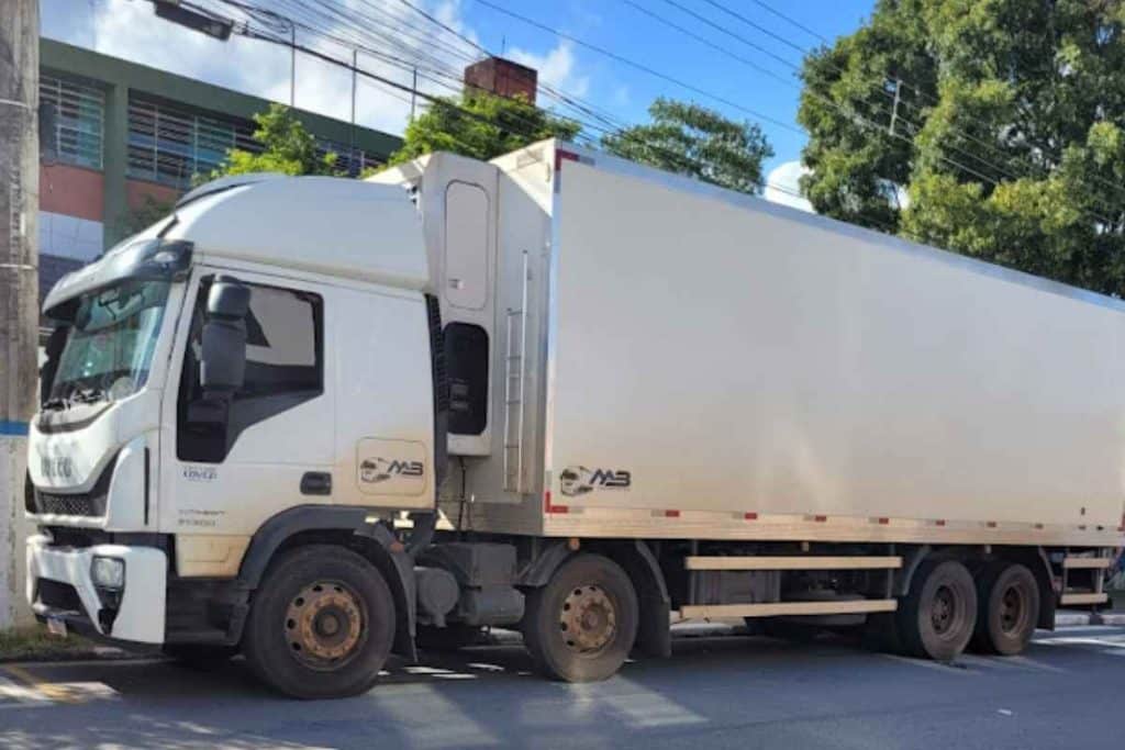 Caminhão roubado em Araçariguama é recupero pela Polícia. Homem suspeito estava dormindo na cabine
