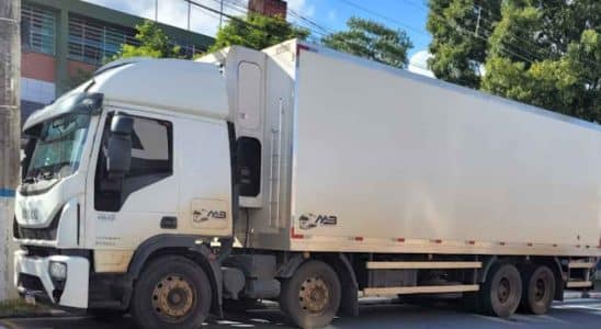 Caminhão Roubado Em Araçariguama É Recupero Pela Polícia. Homem Suspeito Estava Dormindo Na Cabine