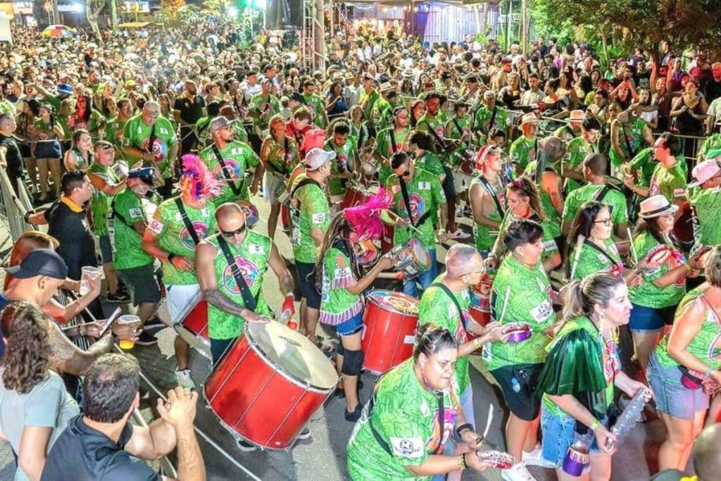 Chuva atrapalha carnaval de escolas de samba em São Roque. Desfile deve ser remarcado em nova data