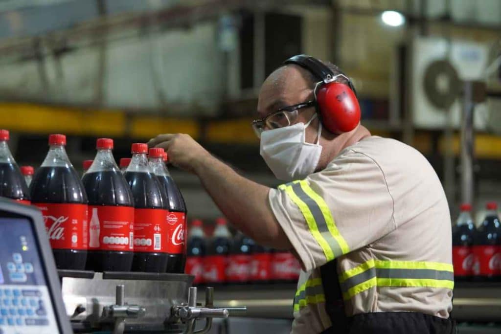 Coca-Cola Sorocaba, abre vagas para produção, logística, mecânico e vendas
