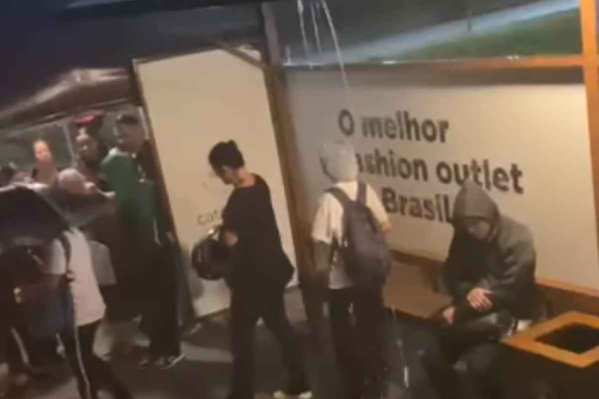 Funcionários De Outlet Catarina Tomam Chuva Em Temporal Devido A Ponto De Ônibus Mal Estruturado