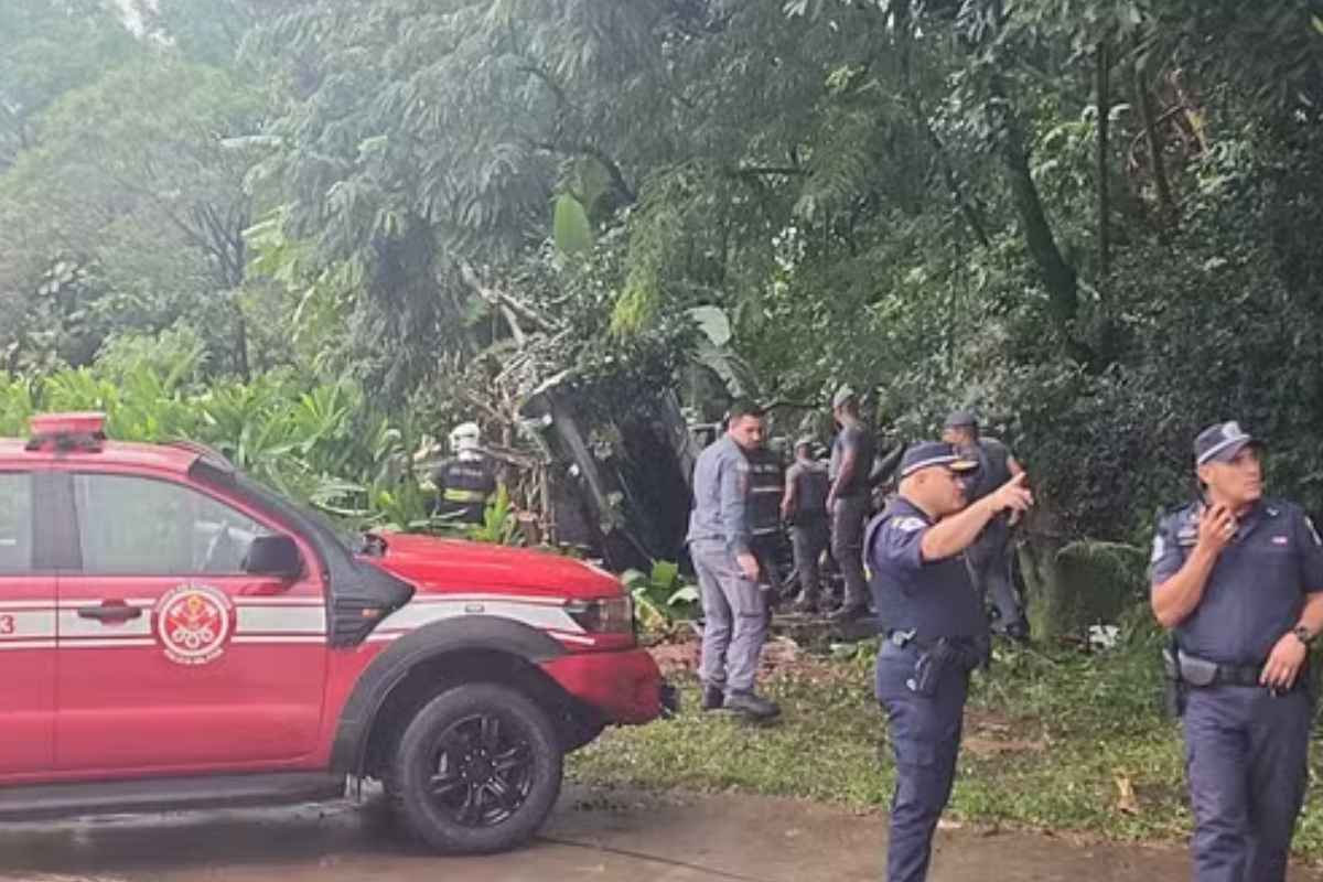 Helicóptero Com 7 Pessoas Cai Em Barueri. Piloto Ficou Preso Nas Ferragens