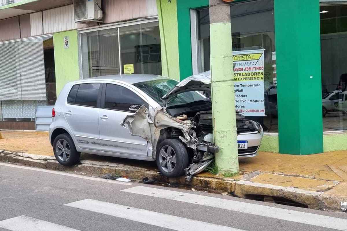 Idoso É Socorrido Ao Bater Carro Em Poste Na Região Central De São Roque