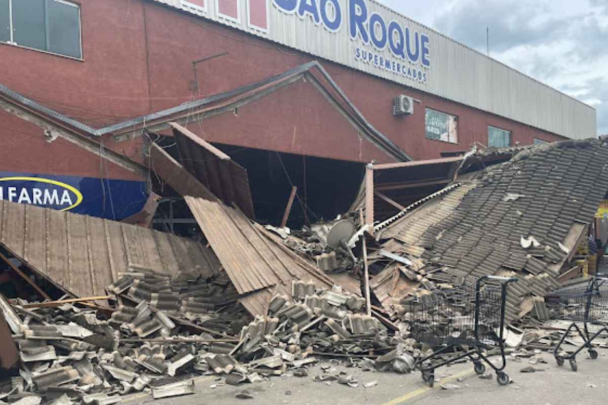 Motorista Perde O Controle De Carro E Bate Em Telhado Do São Roque Supermercados