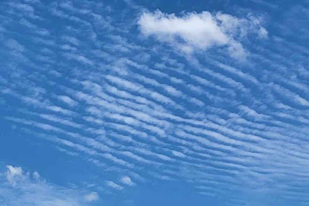Nuvens cirrus se formam na microrregião de São Roque e indicam aproximação de chuva em grande volume