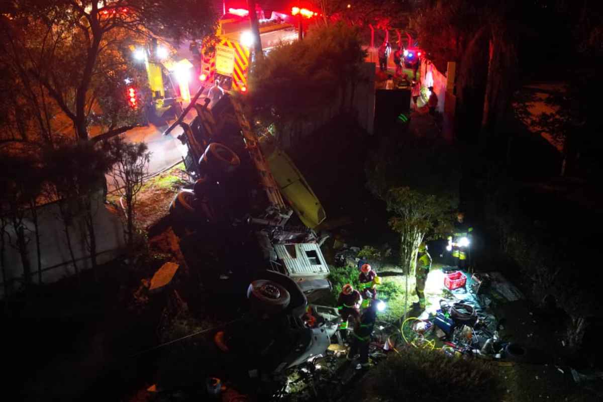 Bombeiros Levam 4 Horas Para Resgatar Motorista Preso Em Caminhão Após Invadir Casa Em São Roque