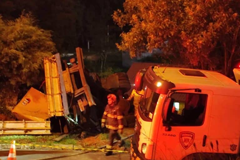 Caminhão com grande gerador de energia, perde freio e invade casa em São Roque