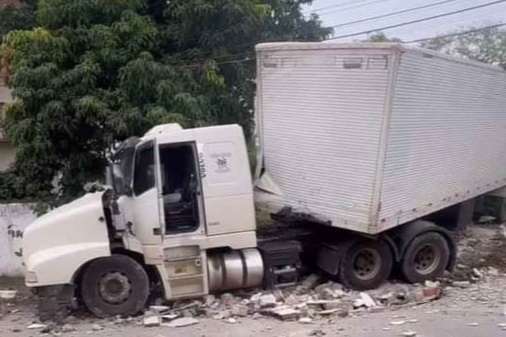 Caminhão desgovernado atinge casa em Araçariguama