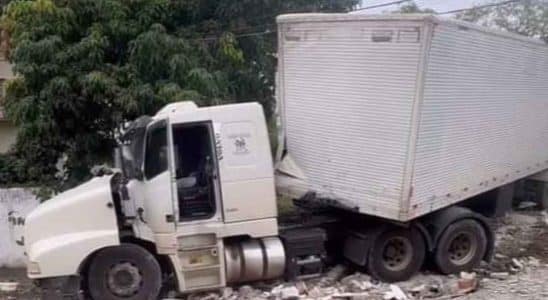 Caminhão Desgovernado Atinge Casa Em Araçariguama