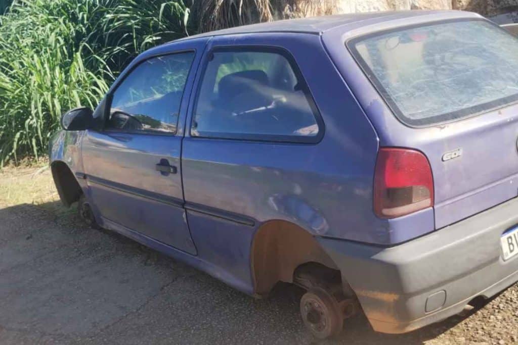Carro furtado é abandonado sem rodas em famosa Avenida de Mairinque