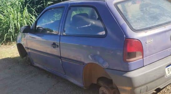 Carro Furtado É Abandonado Sem Rodas Em Famosa Avenida De Mairinque