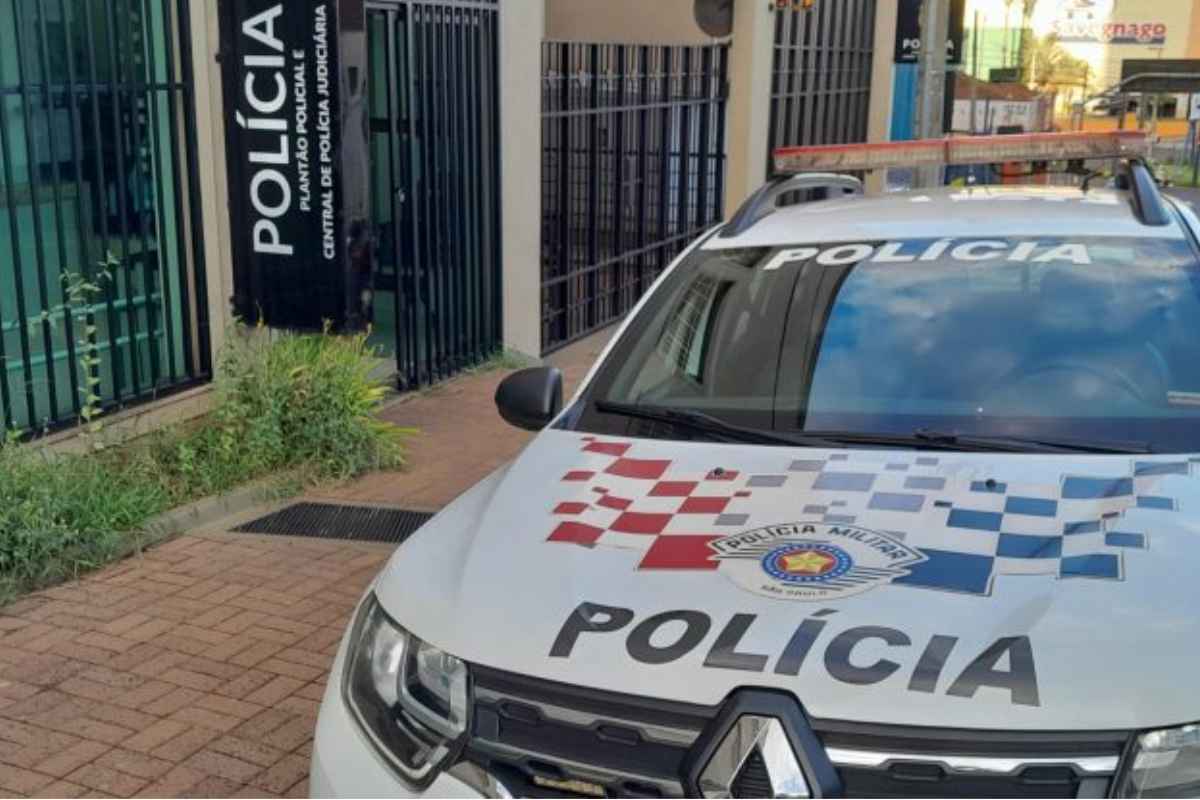 Homem Mostra Pênis Dentro De Igreja E Tenta Atacar Idosos Com Faca