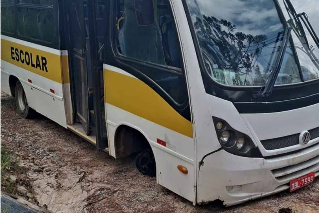 Ônibus com estudantes perde roda em estrada de terra em São Roque e causa susto