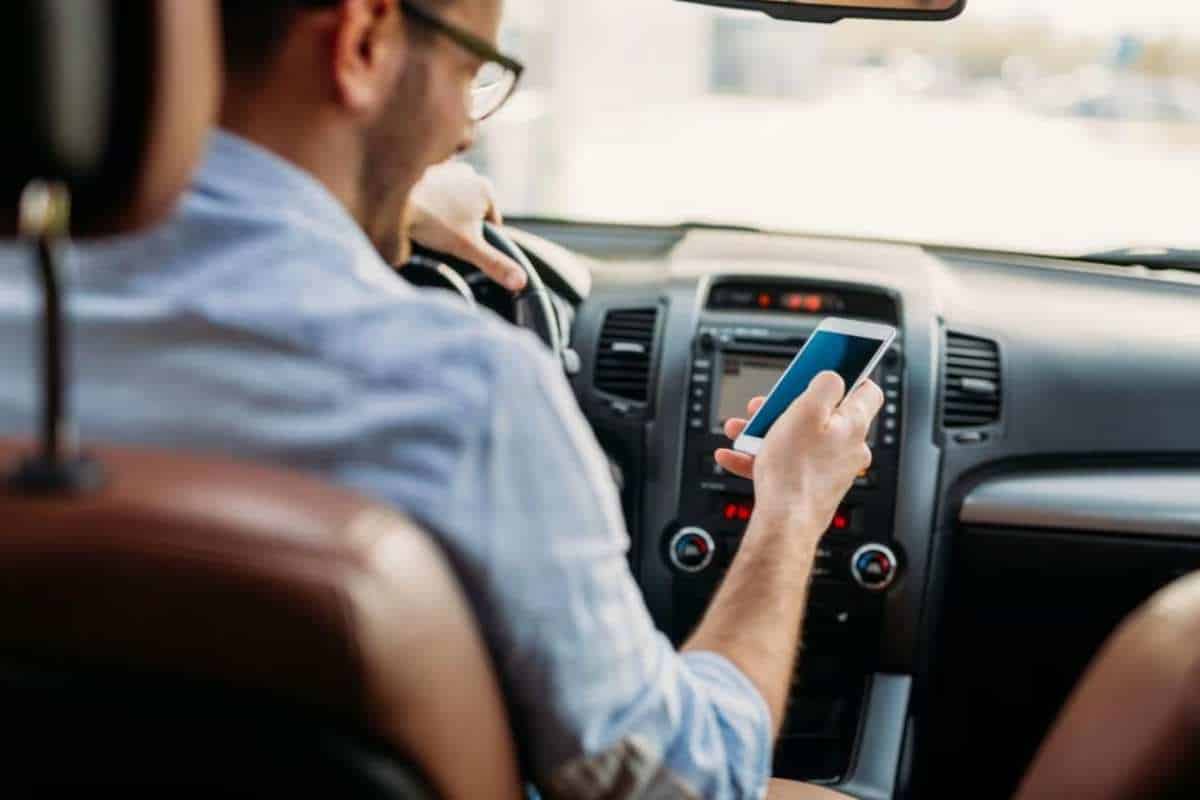 Pesquisa Indica Que Motoristas Reclamam Mais De Outros Que Usam Celular Enquanto Dirigem