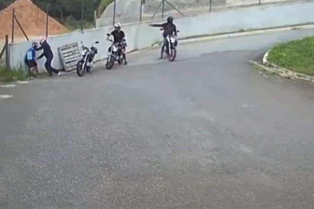 Vídeo registra ladrões com arma roubando moto em conhecido bairro de São Roque