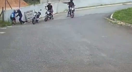 Vídeo Registra Ladrões Com Arma Roubando Moto Em Conhecido Bairro De São Roque