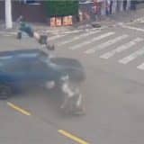 Câmera Filma Motociclista Sendo Arremessado Em Avenida Ao Bater Em Carro
