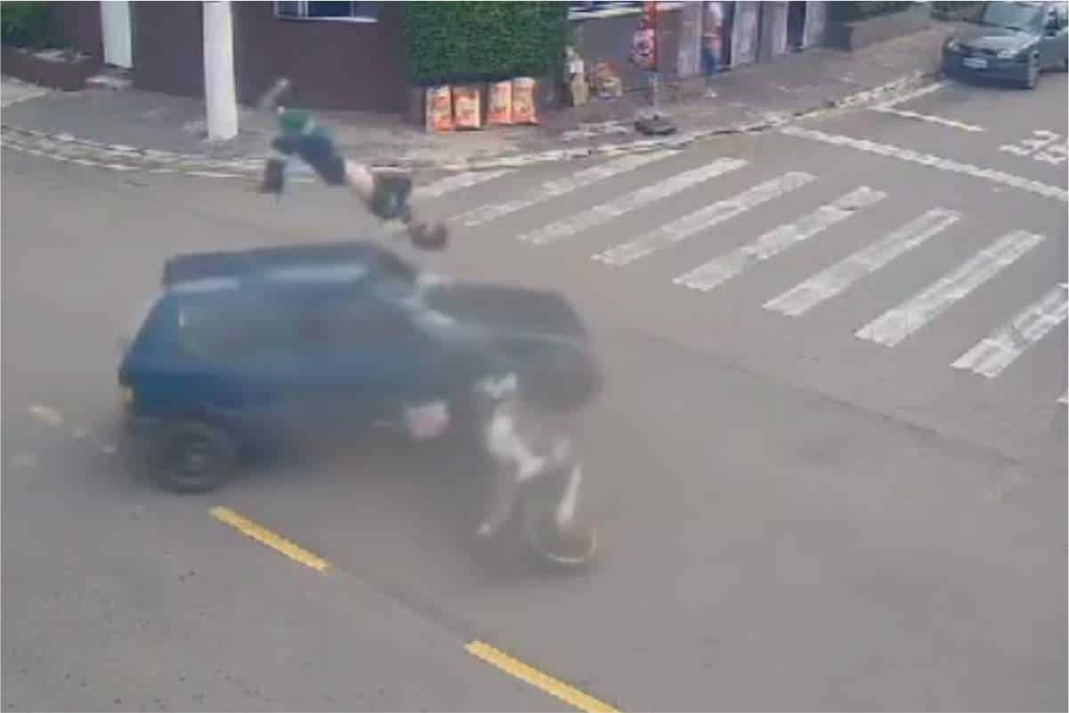Câmera Filma Motociclista Sendo Arremessado Em Avenida Ao Bater Em Carro