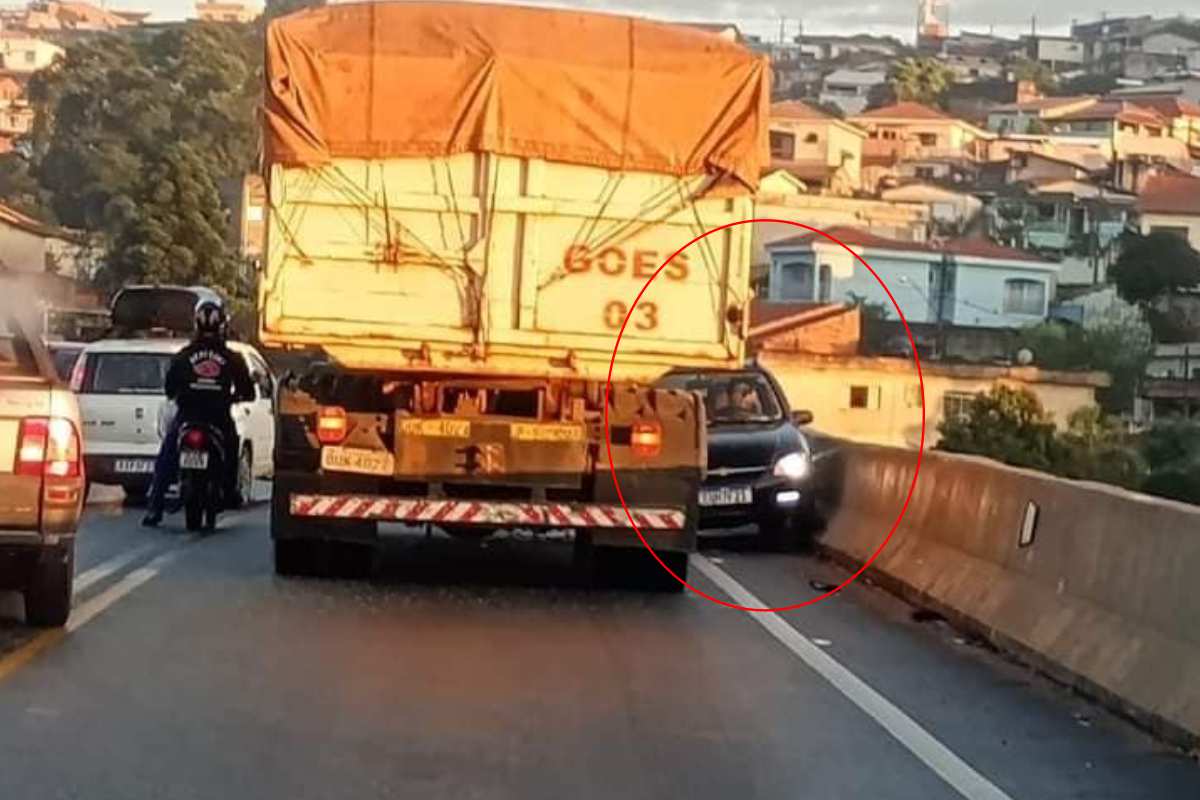 Carro Entra Na Contramão Na Raposo Tavares Em Mairinque E Acaba Prensado Por Carreta