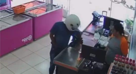 De Capacete, Homem Entra Em Sorveteria Em São Roque E Comete Assalto