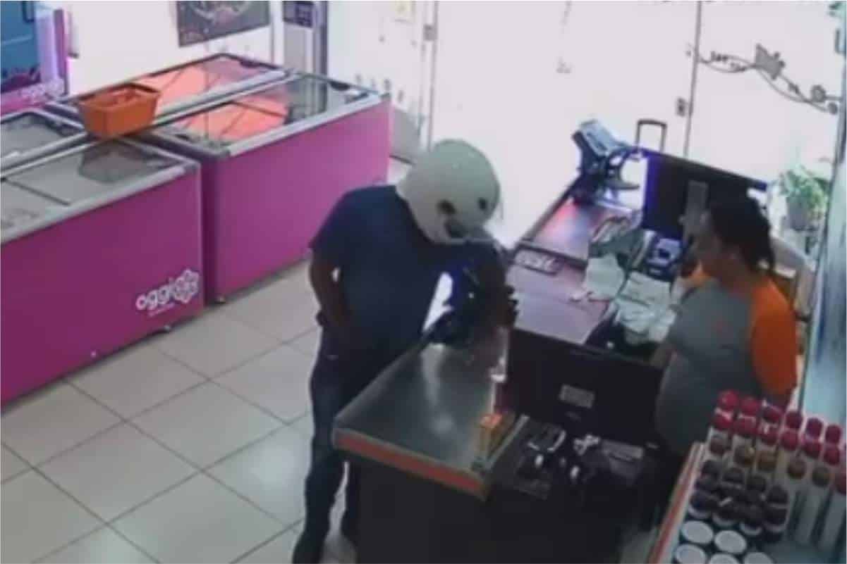 De Capacete, Homem Entra Em Sorveteria Em São Roque E Comete Assalto
