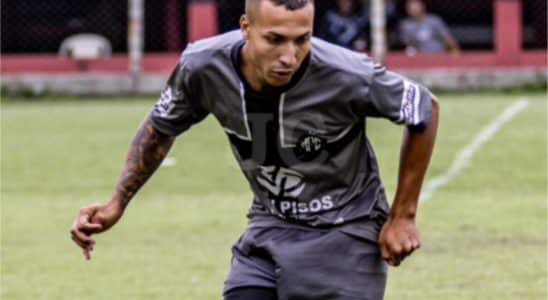Jogador De Futebol Do Medellín Morre Após Bater Cabeça Em Muro Durante Partida