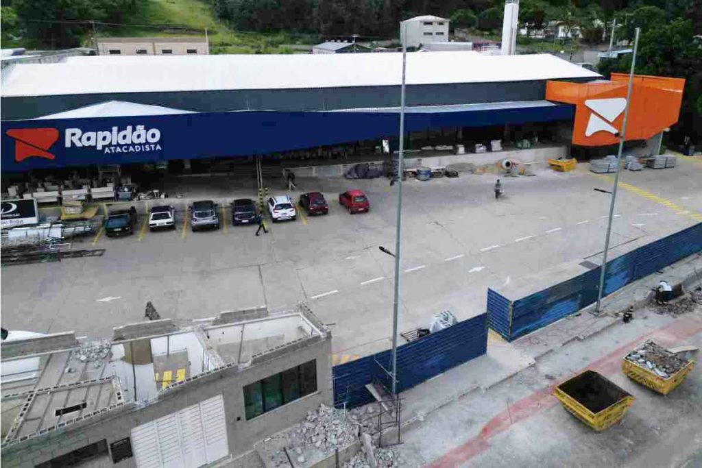 Muro do CD do Supermercado São Roque é derrubado para formar entrada do Rapidão Atacadista