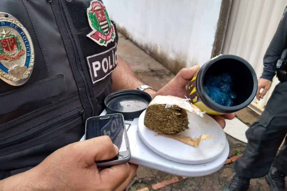 Pais São Presos Por Guardar Drogas Em Mochila Escolar Da Filha De 4 Anos No Interior De Sp