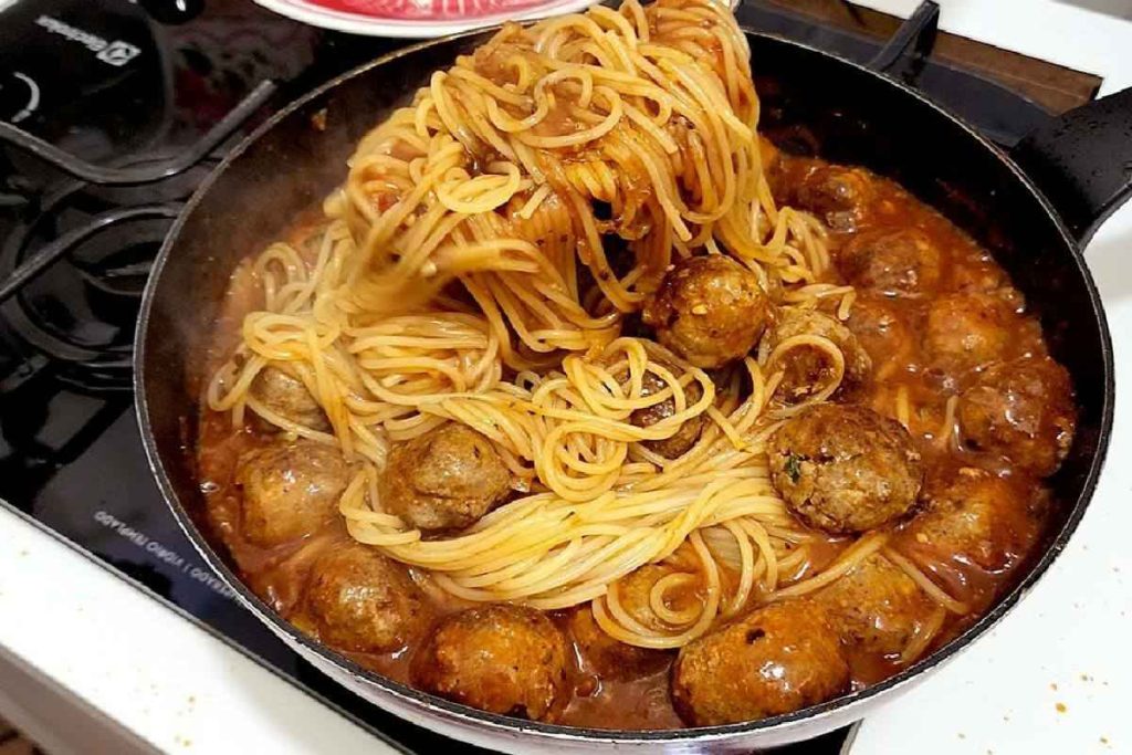 Macarronada Com Almôndegas