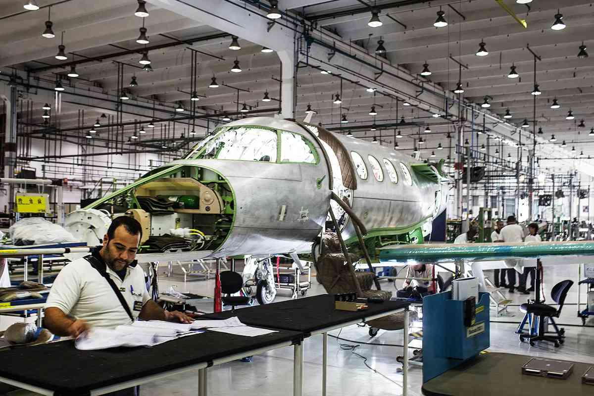 Embraer Abre Vagas Produção E Demais Setores Em São José Dos Campos E Sorocaba Com 17 Benefícios 7 Vagas Embraer