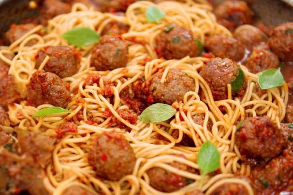 Almôndegas Com Macarrão