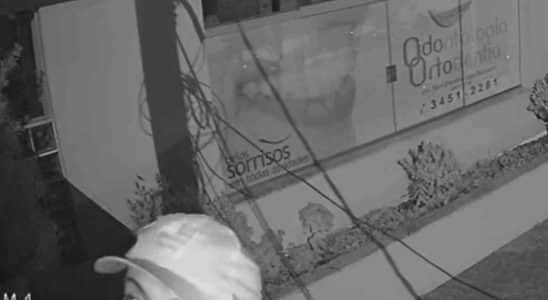 Câmera Filma Homem Furtando Fios De Rede Elétrica De Clínica