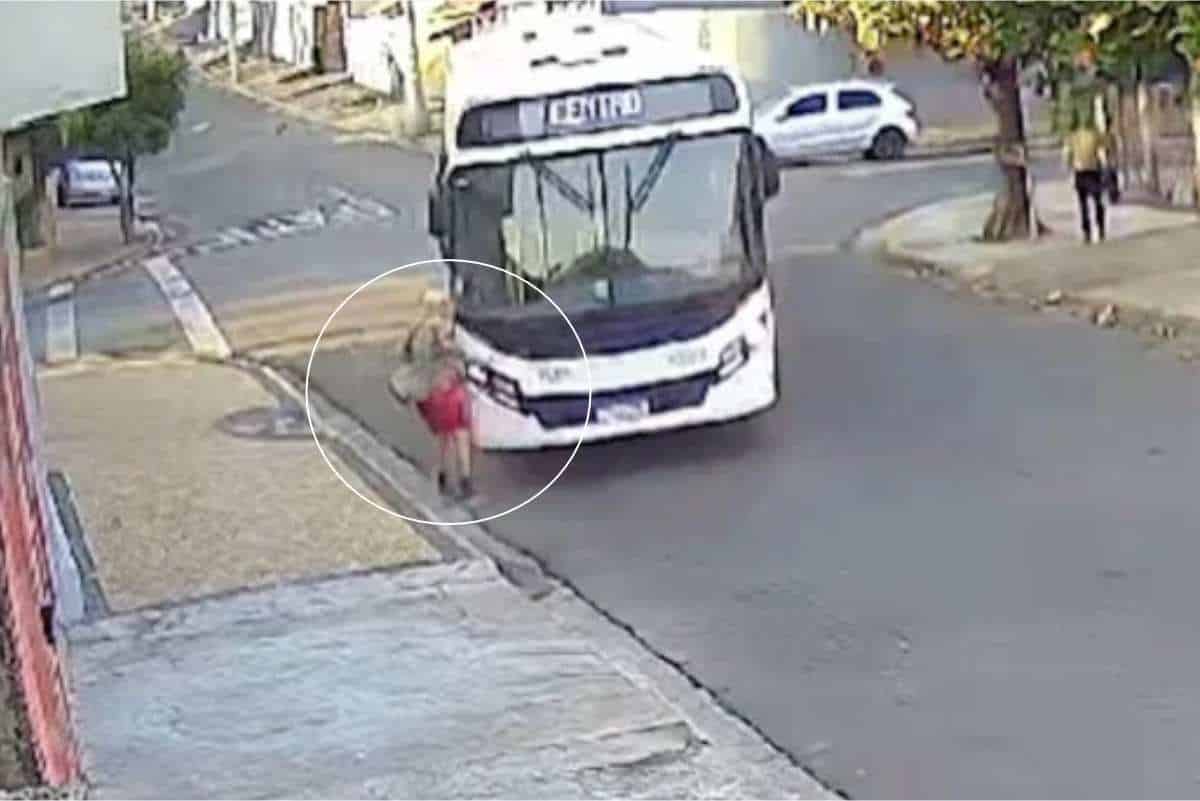 Câmera Filma Momento Em Que Idoso É Atropelado Por Ônibus Em Piracicaba