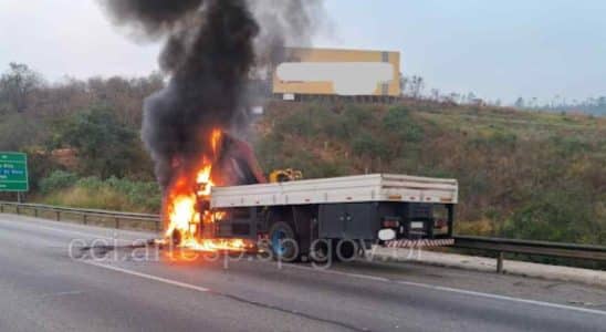 Caminhão Que Saiu De São Roque Com Destino A Grande São Paulo Pega Fogo Na Castello Branco