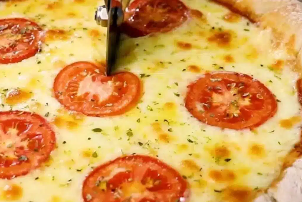 Veja Como Fazer Uma Pizza Caseira Fácil E Que Fica Deliciosa E Suculenta! 7 Pizza Caseira 1710