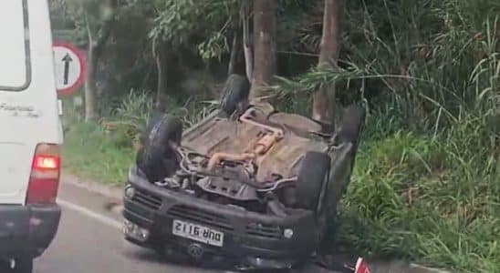 Motorista Perde Controle E Capota Carro Na Movimentada Estrada Do Sertanejo Em Mairinque