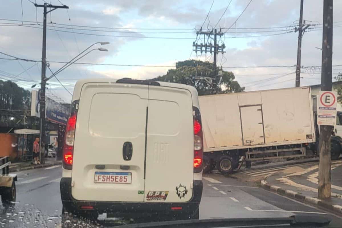 Caminhão De Grande Porte Fica Enroscado Em Movimenta Avenida De Mairinque E Atrapalha Fluxo De Veículos