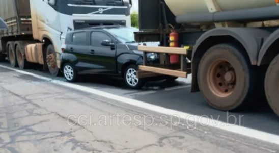 Carro É Prensado Por Carretas Na Washington Luís Em Cidade Próxima De São Carlos