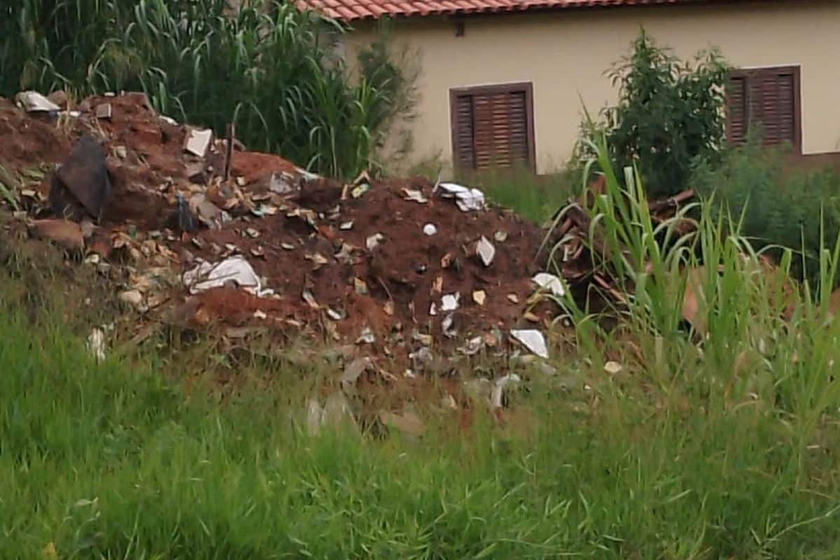 Material Do Programa Bairro Limpo Em Alumínio E Descartado Em Outro Bairro