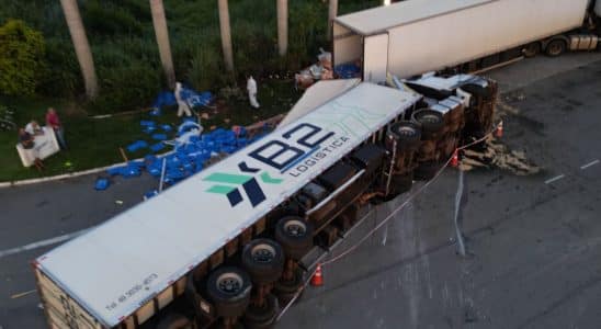 Carreta Com Carga De Carne Moída De Frango Tomba Na Castelo Branco Em Mairinque