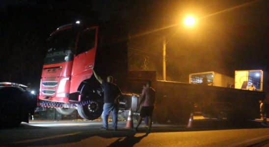 Carreta De Tomate Com 10 Toneladas De Tomate Tomba Em São Roque E Fecha Rodovia Pela Madrugada
