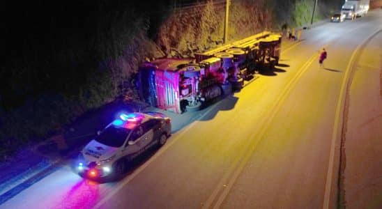 Carreta De Tomate Tenta Desviar De Carro E Tomba Em Rodovia De São Roque