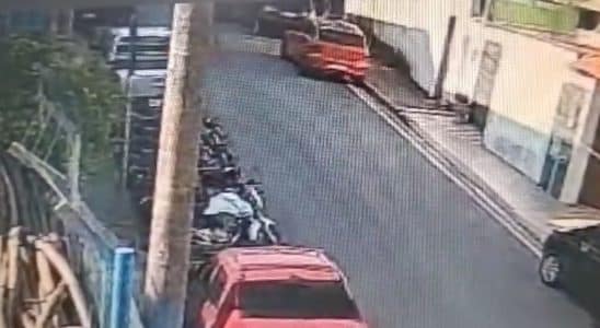 Homem Com Caminhonete Bate Propositalmente Em Carro Estacionado Em Bairro De Mairinque