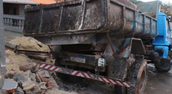 Caminhão De Material De Construção Perde Freio E Invade Casa Em Mairinque